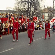 Rawa Mazowiecka: pochód 1 majowy 1981r. - młodzież maszeruje przed trybuną 