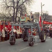 Rawa Mazowiecka: pochód 1 majowy 1981r. - traktor przed trybuną 