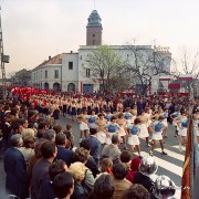 Rawa Mazowiecka: pochód 1 majowy 1981r. - ZSMP przed trybuną 