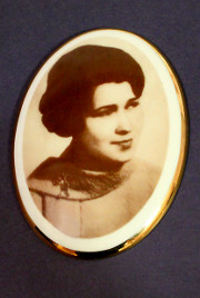 fotoceramika: zdjęcie w kolorze sepii kobiety na porcelanowym owalu