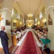 fotografia przedstawiająca wnętrze kościoła i gości podczas ślubu