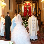 fotografia ślubna: para młoda siedząca w ławce kościelnej