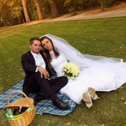 fotogafia ślubna: - pańtwo młodzi siedzą na trawniku