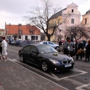 fotografia ślubna: samochód ślubny podjeżdża pod USC